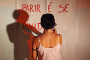 Quadra 16 – peça trata do Luto Materno, com atriz Cris Moreira