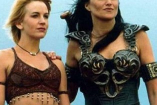 Veja como estão as atrizes que interpretaram a Xena e a Gabrielle nos anos 90