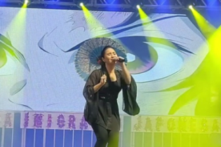 Paula Hirama canta músicas de anime durante o 9º Japão na Praça, em Piracicaba
